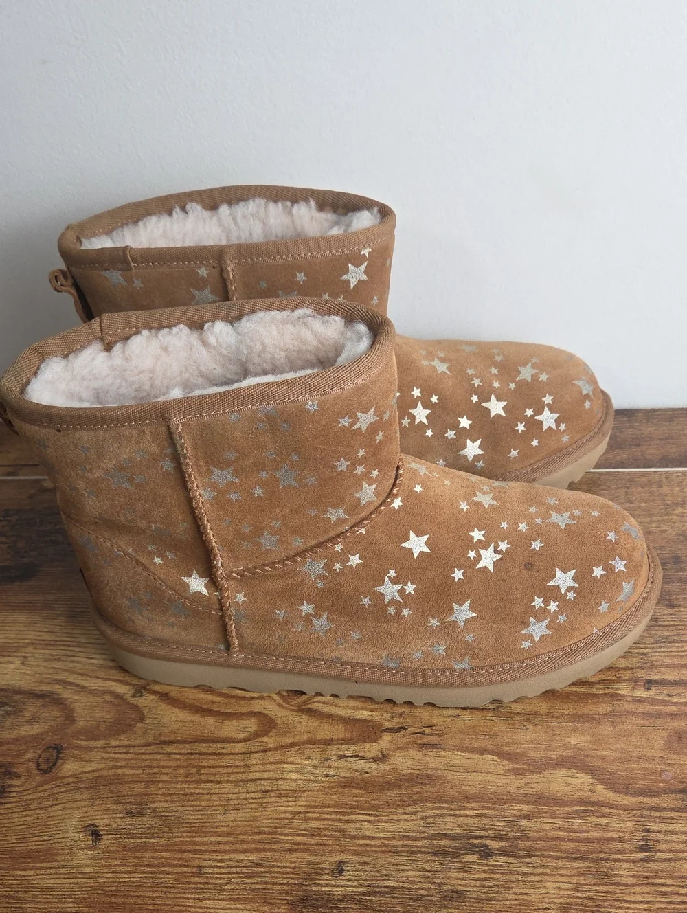 UGG Kids' Classic Mini II Stars Chestnut Suede Shearling Boot Sz 6Y Cabincore